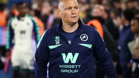 “英超新一轮较量：曼联连胜势头强劲跃居第六，阿森纳独领风骚领跑积分榜！”